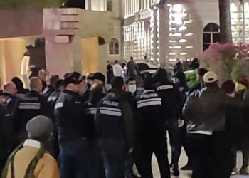 “მთელს რუსთაველზე სისხლია მონთხეული”- რა ხდება რუსთველზე, სადაც პოლიციამ 3 ადამიანი დააკავა