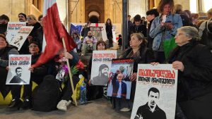 რუსთაველის გამზირზე აქციის მონაწილეები, პოლიტპატიმრების მშობლების ორგანიზებით, დღეს ღამეს ათევენ