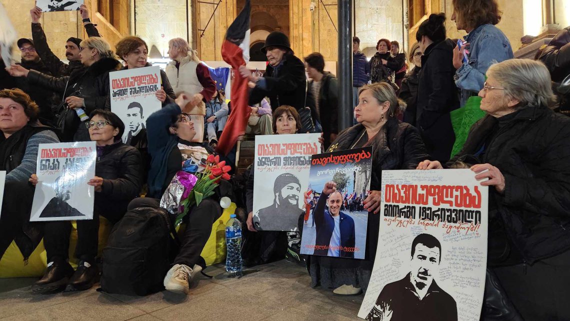 რუსთაველის გამზირზე აქციის მონაწილეები, პოლიტპატიმრების მშობლების ორგანიზებით, დღეს ღამეს ათევენ
