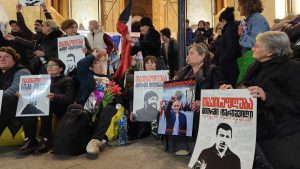 რუსთაველის გამზირზე აქციის მონაწილეები, პოლიტპატიმრების მშობლების ორგანიზებით, დღეს ღამეს ათევენ