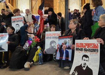 რუსთაველის გამზირზე აქციის მონაწილეები, პოლიტპატიმრების მშობლების ორგანიზებით, დღეს ღამეს ათევენ