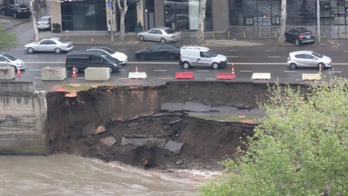 თბილისში, სანაპიროზე გზა ჩაინგრა – რა ინფორმაცია ვრცელდება სოციალურ ქსელში