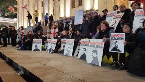 რუსთაველის გამზირზე აქციის მონაწილეები, პოლიტპატიმრების მშობლების ორგანიზებით, დღეს ღამეს ათევენ