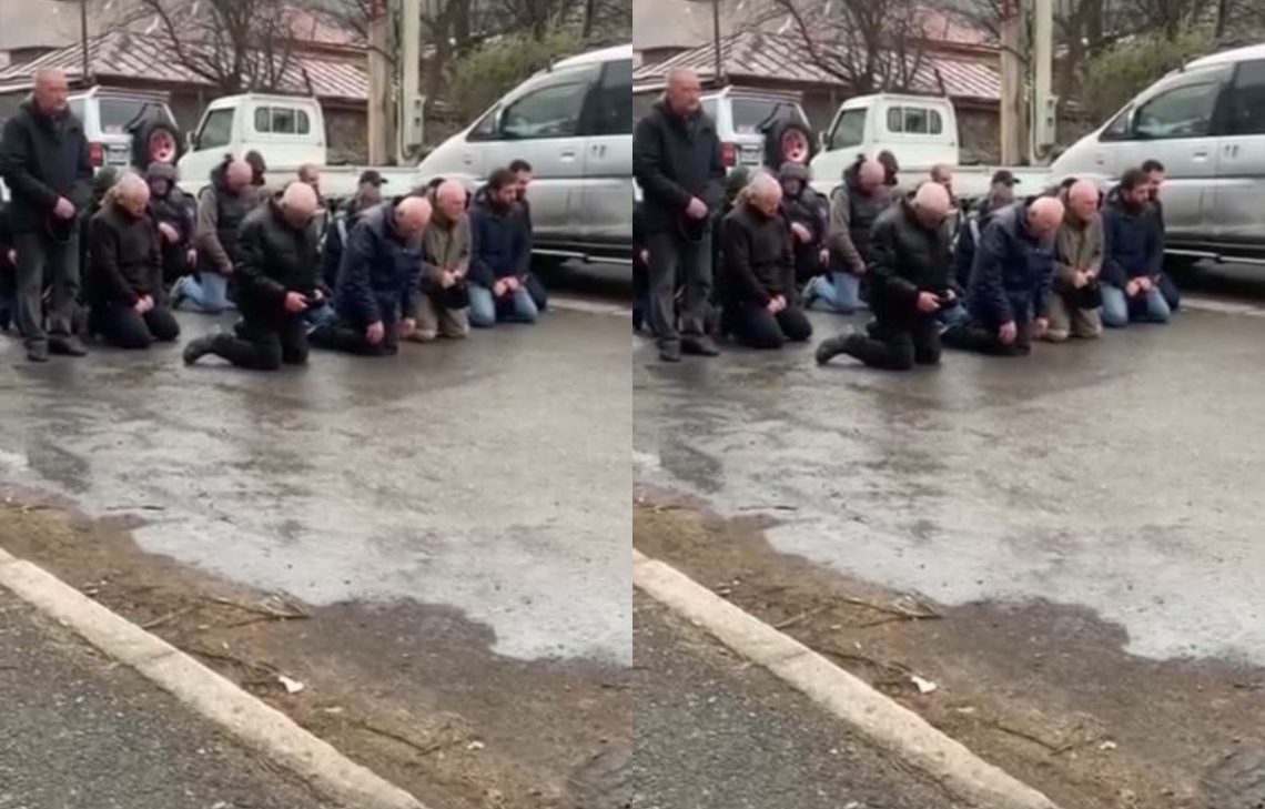 🎥”ჩვე­ნი ძმის სის­ხლი არა­ვის ეპა­ტი­ე­ბა!”- ყაზბეგში მომხდარი სასტიკი მკვლელობის შემდეგ ბრალდებულების გვარმა მოკლულის ოჯახს პატიება მუხლმოდრეკით სთხოვა