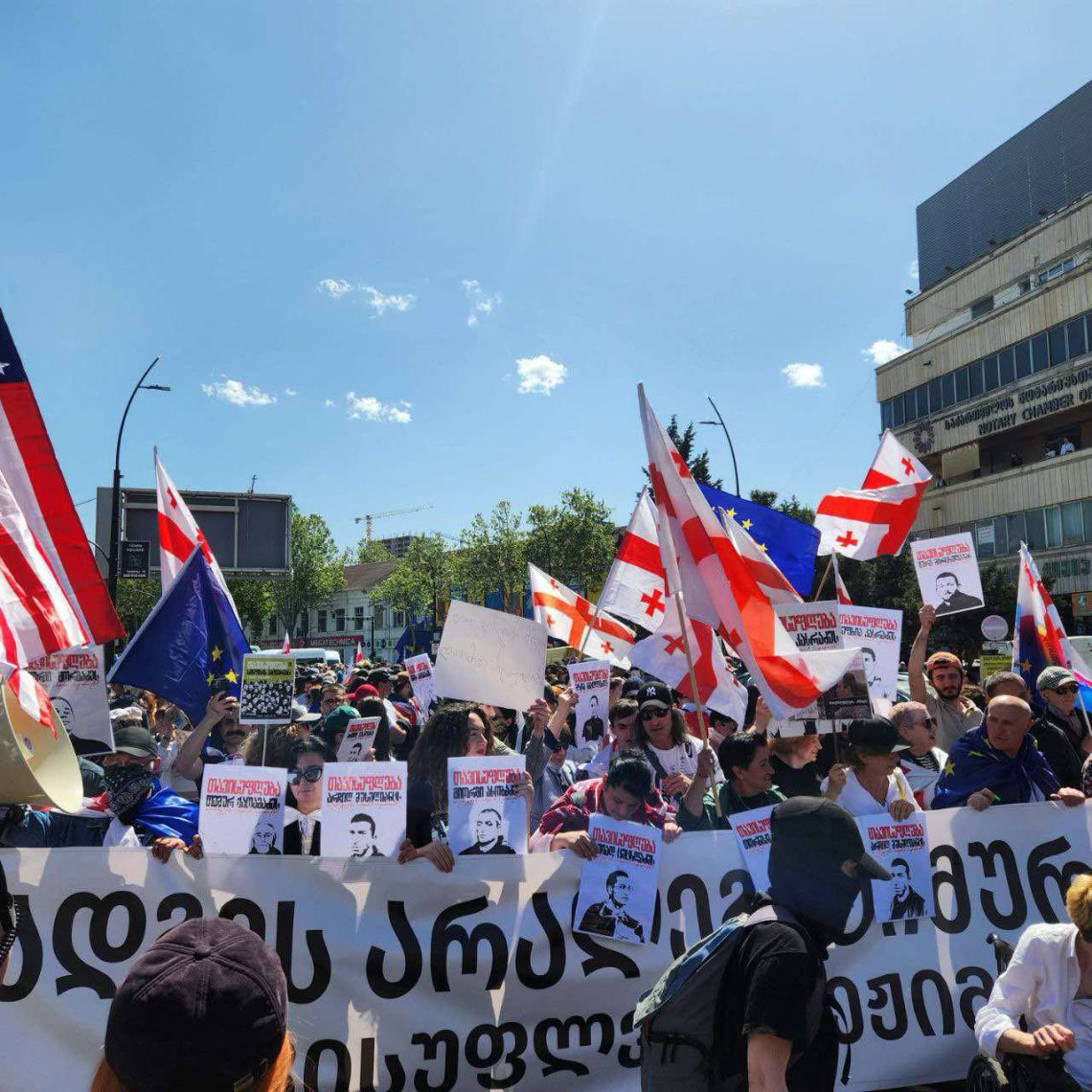 თბილისში საპროტესტო მსვლელობა მიმდინარეობს – “მეტრონომის” ფოტოკოლაჟი ადგილიდან