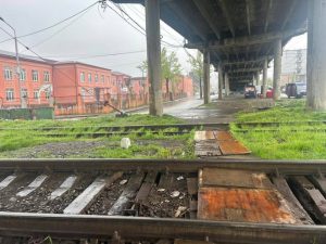 "დაიღუპა ბავშვი, დაიქცა ოჯახები... ხალხი არა ხართ? მოაწესრიგეთ" - მოქალაქე ბათუმიდან ლიანდაგზე გადასასვლელის ფოტოს აქვეყნებს, სადაც ტრაგედია მოხდა