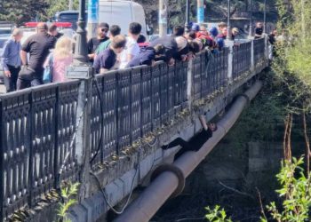 გორში, მამაკაცი ლიახვის ხიდის ჯებირზე გადავიდა და ბურჯის საყრდენზე იყო დაკიდებული – რა ხდება ადგილზე?