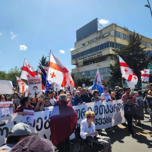 თბილისში საპროტესტო მსვლელობა მიმდინარეობს - "მეტრონომის" ფოტოკოლაჟი ადგილიდან