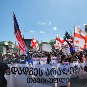 თბილისში საპროტესტო მსვლელობა მიმდინარეობს - "მეტრონომის" ფოტოკოლაჟი ადგილიდან