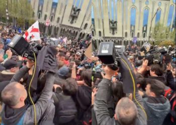 🎥”აქ ხმაური დაიწყო…აი, ეს სიტუაციაა ახლა პარლამენტთან” – რა კადრებს ავრცელებს ნანუკა ჟორჟოლიანი?