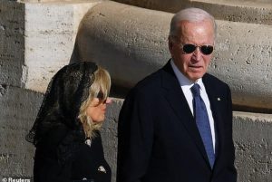 რომის პაპი წმინდა პეტრეს მოედანზე დაასვენეს - რა ხდება ადგილზე?