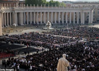 რომის პაპი წმინდა პეტრეს მოედანზე დაასვენეს – რა ხდება ადგილზე?