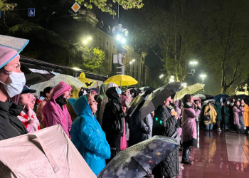 პარლამენტთან ფილმის ჩვენება მიმდინარეობს, რომელშიც რუსული სისასტიკეა აღწერილი