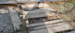 "გადასასვლელიც კი შოკში ჩაგაგდებთ, რომ ნახოთ - ფიცრებია გადებული"- ადგილობრივების თქმით, ბათუმში, სადაც ბავშვი დაიღუპა, ლიანდაგთან შლაგბაუმი არ დგას