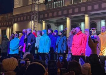 “სოლიდარობა დავით დოიაშვილს და “ვასო აბაშიძის სახელობის ახალი თეატრის” მამაც დასს, ყველა მათ, ვინც სიმართლისა და ხალხის მხარეს დგას” -“სამეფო უბნის თეატრი”