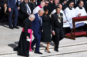 რომის პაპი წმინდა პეტრეს მოედანზე დაასვენეს - რა ხდება ადგილზე?