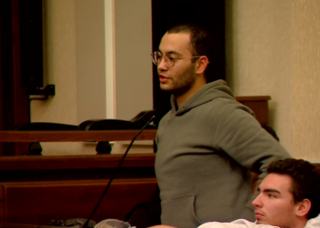 “ნეტავ, 6 წელს მომისჯიან თუ 9-ს? 9 წლის მერე დედა როგორი იქნება? და მამა? ან სად იქნება ის გოგო, ვისთან გასატარებელ წლებსაც ციხეში გავატარებ?” – საპროტესო აქციების დროს დაკავებული ზვიად ცეცხლაძის წერილი ციხიდან