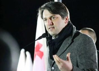 “ჩვენ ვდგავართ საქართველოს სადარაჯოზე, ჩვენ ვდგავართ ჩვენი სინდისის პატიმრების გათავისუფლების ხაზზე!”- რატი ამაღლობელმა აქციაზე შეკრებილებს სიტყვით მიმართა