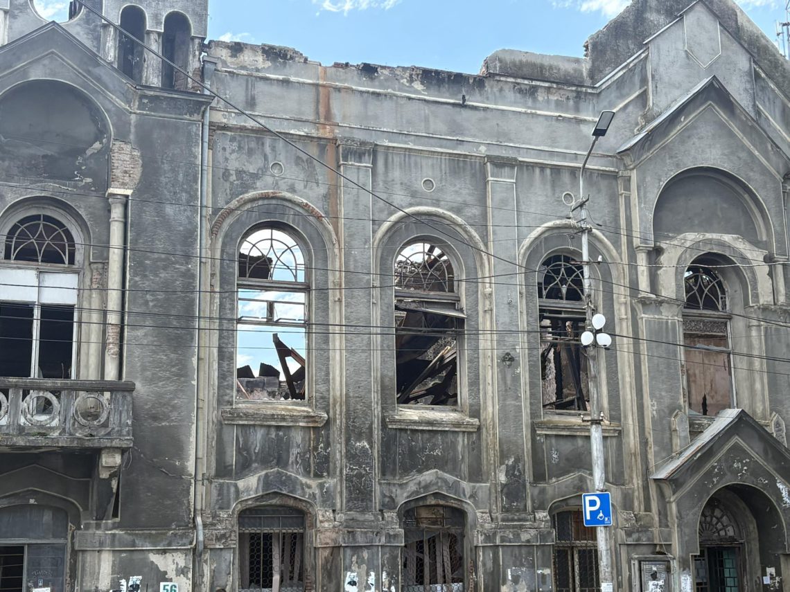 “ამ წუთას ჩამოიშალა მთელი სახურავი. კურიერს თავზე დაეცა აგურის ნატეხი” – რას წერს მოქალაქე სოციალურ ქსელში?