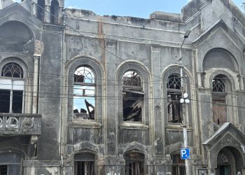 “ამ წუთას ჩამოიშალა მთელი სახურავი. კურიერს თავზე დაეცა აგურის ნატეხი” – რას წერს მოქალაქე სოციალურ ქსელში?