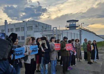 მზია ამაღლობელისთვის დაბადების დღის მისალოცად, მისი კოლეგები რუსთავის ციხესთან იკრიბებიან