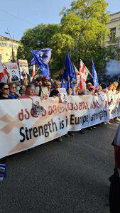 ევროპის დღისადმი მიძღვნილი მარში მიმდინარეობს - "მეტრონომის" ფოტოკოლაჟი