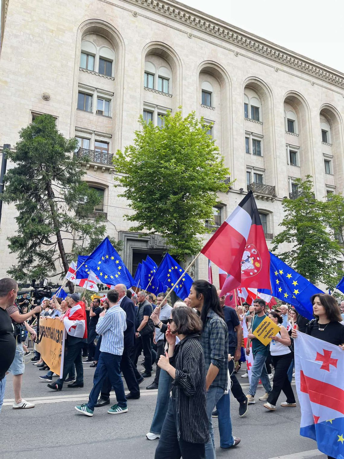 მარჯანიშვილიდან დაძრული აქციის მონაწილეები პარლამენთან მივიდნენ – რა ხდება ადგილზე?