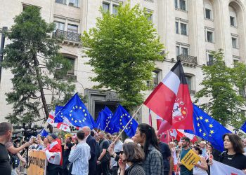 მარჯანიშვილიდან დაძრული აქციის მონაწილეები პარლამენთან მივიდნენ – რა ხდება ადგილზე?