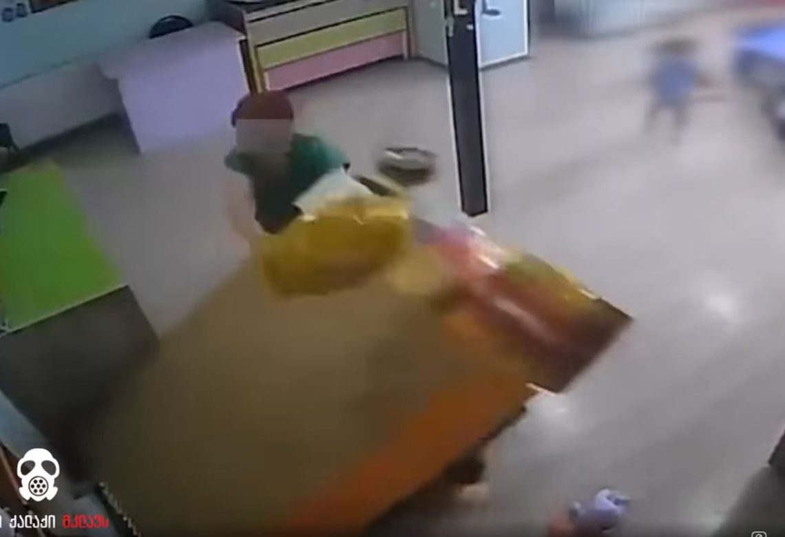 🎥 საბავშვო ბაღში კარადა წაიქცა, რომლის წინაც ბავშვები თამაშობდნენ – ვრცელდება ვიდეო