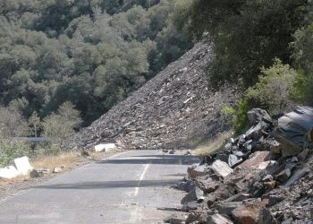 სოფელ ბაბილთან მეწყერი ჩამოწვა, რომელმაც ავტომობილი მოიყოლა – რა ვითარებაა ადგილზე?
