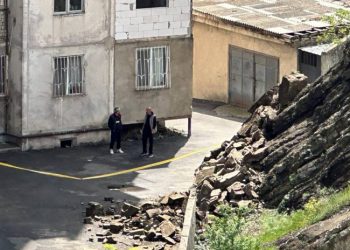 თბილისში, ნუცუბიძის IV პლატოზე, მთის ფერდის ნაწილი ჩამოიშალა – რა ხდება ადგილზე?