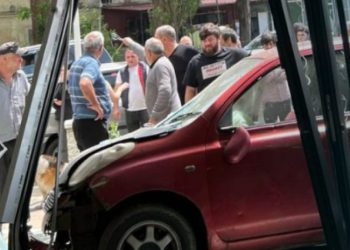 ქობულეთში, მსუბუქი ავტომობილი მაღაზიას შეეჯახა – რა ვითარებაა ადგილზე?