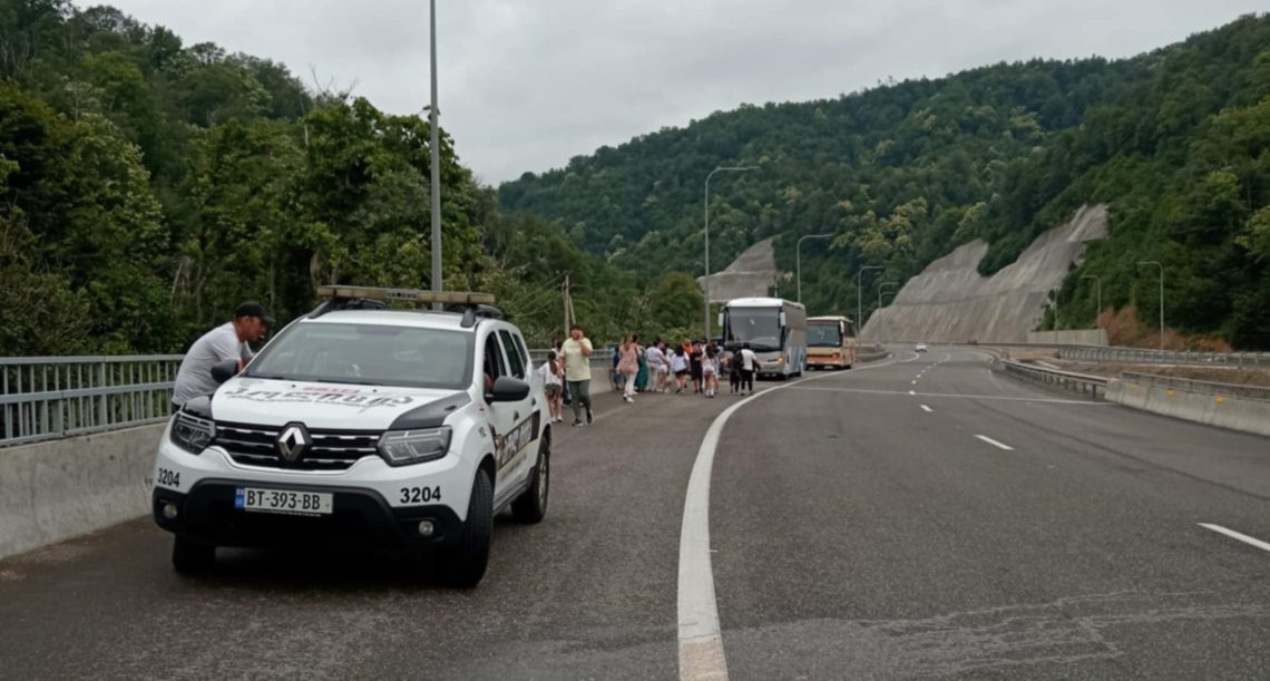 მცხეთაში ეექსკურსიაზე მიმავალ ავტობუსს ავტომაგისტრალზე ცეცხლი გაუჩნდა – რა ხდება ადგილზე?