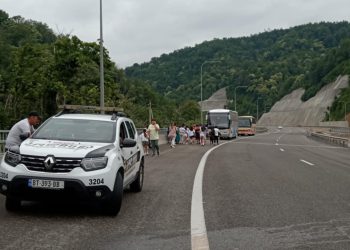 მცხეთაში ეექსკურსიაზე მიმავალ ავტობუსს ავტომაგისტრალზე ცეცხლი გაუჩნდა – რა ხდება ადგილზე?