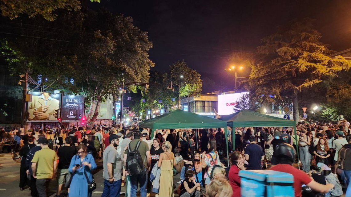 რა ხდება ჭავჭავაძის გამზირზე, სადაც მოქალაქეებმა კარვები გაშალეს – “მეტრონომის” ფოტოკოლაჟი