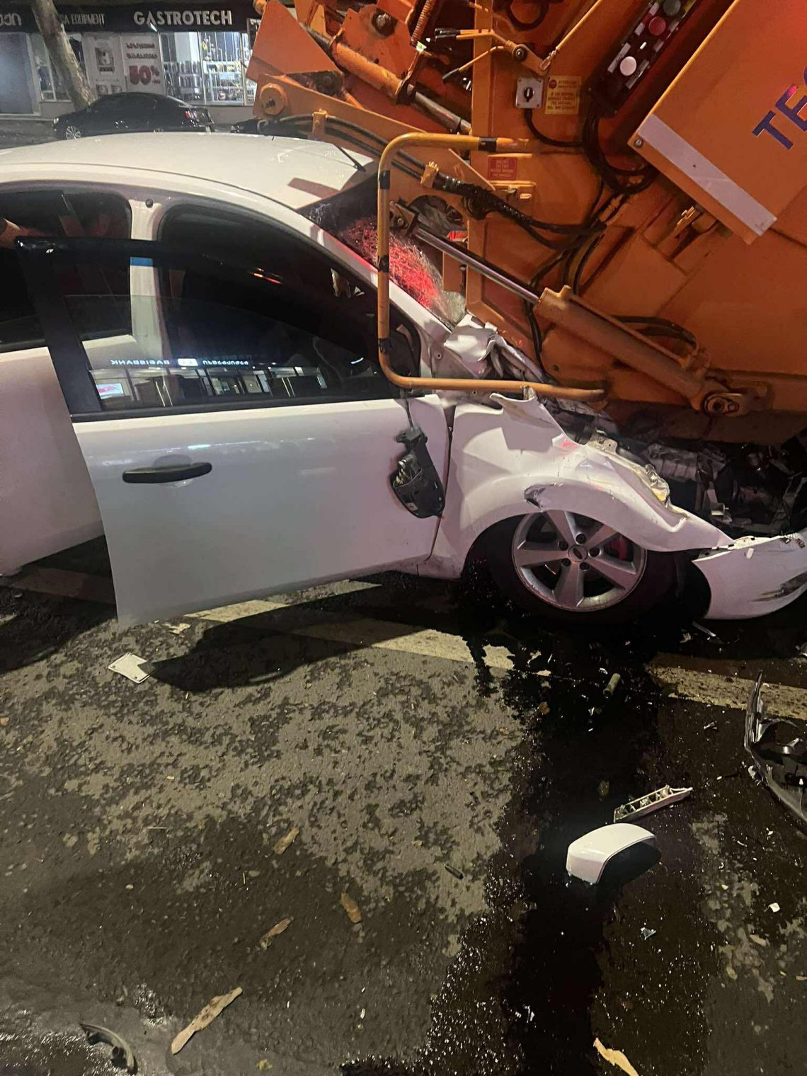 ავარია წერეთელზე – მსუბუქი ავტომობილი დასუფთავების სამსახურის მანქანას დაეჯახა