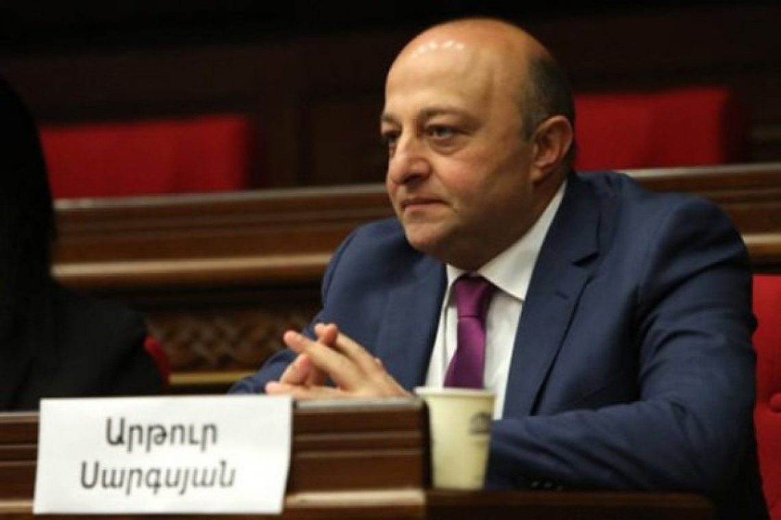 სომხეთში ოპოზიციონერი დეპუტატი არტურ სარქისიანი დააკავეს
