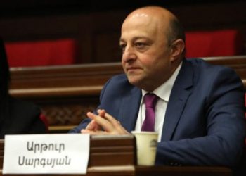 სომხეთში ოპოზიციონერი დეპუტატი არტურ სარქისიანი დააკავეს