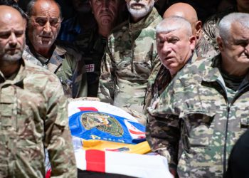 ვანო ნადირაძე სამხედრო პატივის გარეშე დაკრძალეს – მებრძოლების თქმით, პანაშვიდზე მოქალაქეებს სუსი უთვალთვალებდა