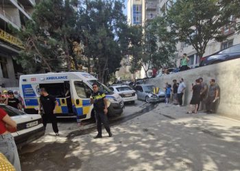 თბილისში, ამწეს რამდენიმე ტონიანი კაუჭი მოსწყდა და ავტომობილს დაეცა – რა ხდება ადგილზე