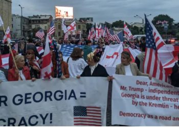 თბილისში აშშ-ის დამოუკიდებლობის დღისადმი მიძღვნილი მარში მიმდინარეობს