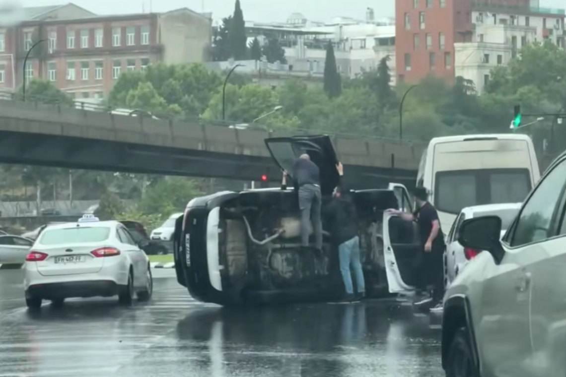 გმირთა მოედანზე ავტომობილი ამობრუნდა – რა ვითარებაა ადგილზე