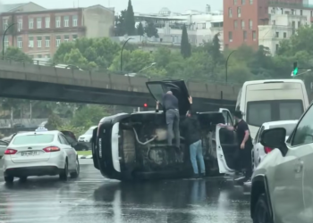 გმირთა მოედანზე ავტომობილი ამობრუნდა – რა ვითარებაა ადგილზე