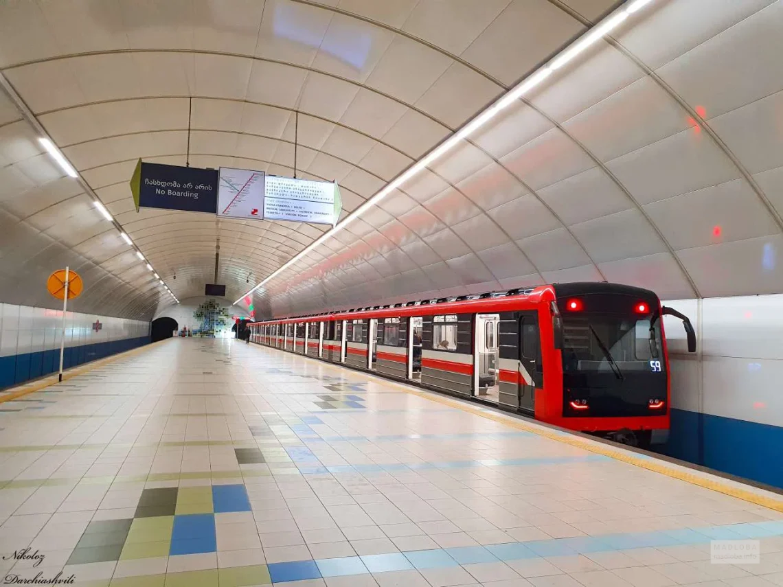 „სახელმწიფო უნივერსიტეტის“ ხაზზე, ერთ-ერთი მგზავრი ლიანდაგებში ჩახტა და გვირაბში გაიქცა – რა ხდება ადგილზე