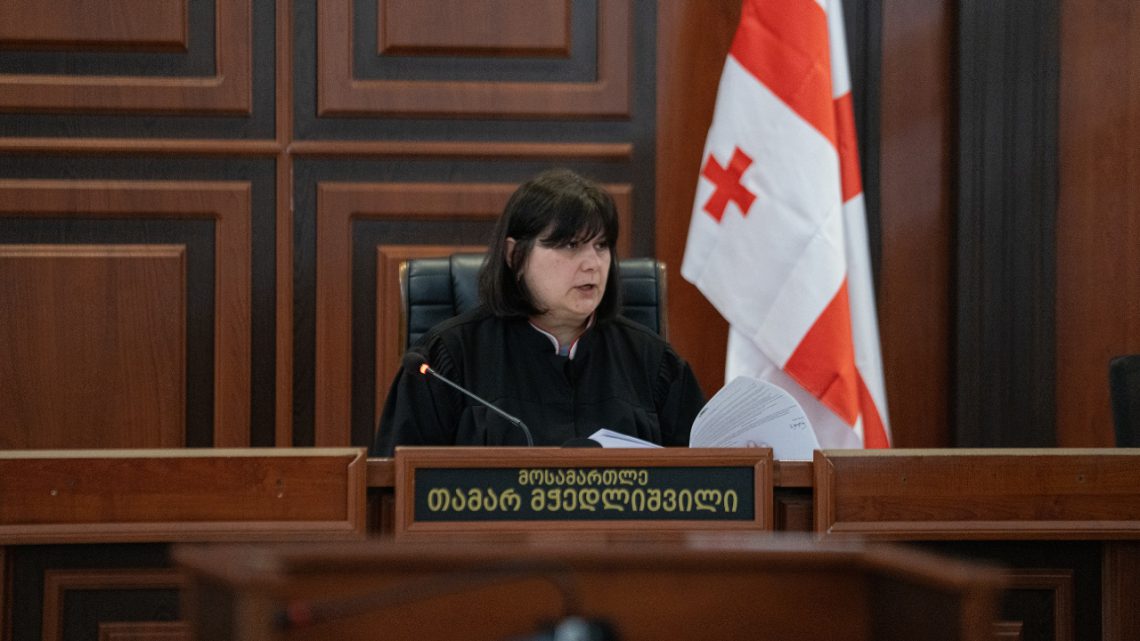 “თუ კიდევ ერთხელ მოხვდება სოციალურ ქსელში სხდომაზე გადაღებული ფოტო, სხდომას დავხურავ” – მოსამართლე თამარ მჭედლიშვილი
