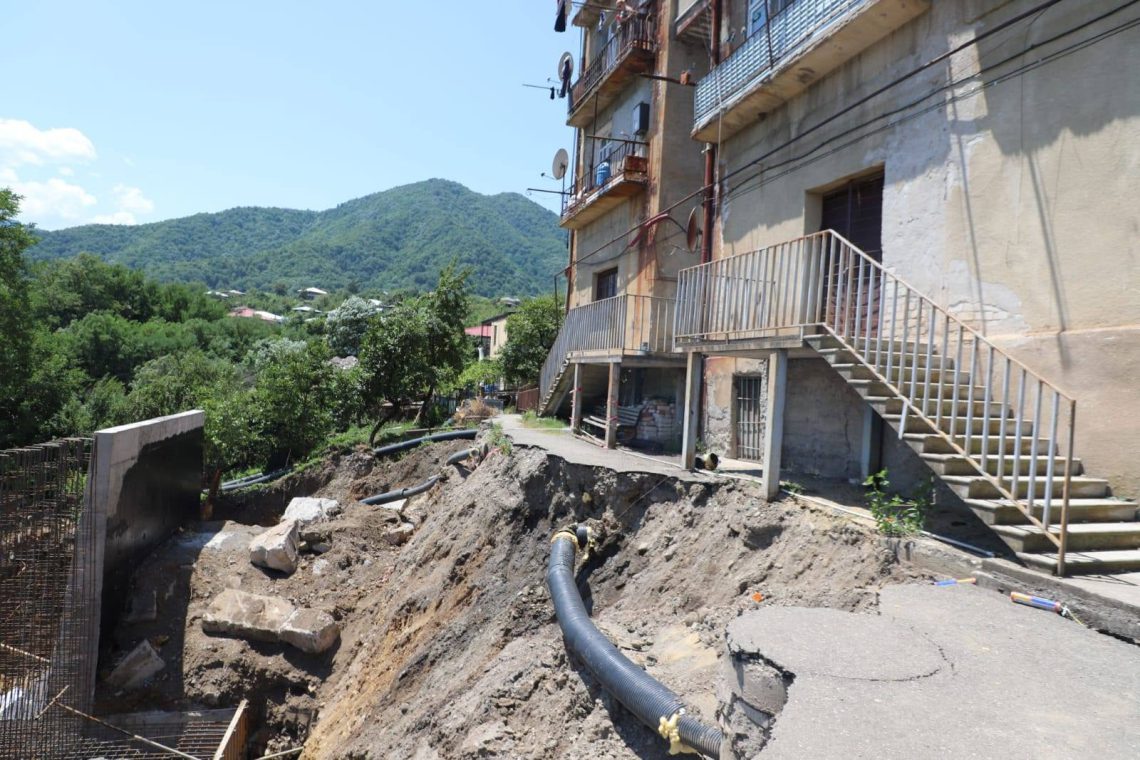 “ევაკუირებულია 19 ოჯახი” – ბაღდათში საცხოვრებელი კორპუსის ეზოში მიწა ჩამოიშალა