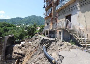 “ევაკუირებულია 19 ოჯახი” – ბაღდათში საცხოვრებელი კორპუსის ეზოში მიწა ჩამოიშალა