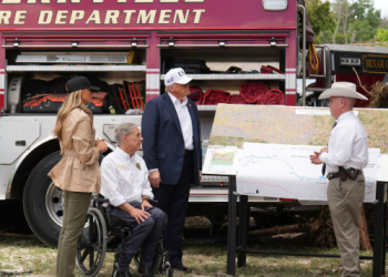 „დაიღუპა 120, დაკარგულად ითვლება 160-ზე მეტი ადამიანი…“ – დონალდ და მელანია ტრამპები ტეხასში, სტიქიის ზონაში ჩავიდნენ