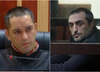 მოსამართლე რომეო ტყეშელაშვილმა გიორგი ახობაძის პროცესზე დამსწრე პირი, რეპლიკის გამო, 400 ლარით დააჯარიმა