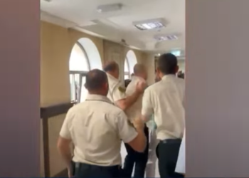 ხმაური საქალაქო სასამართლოში – გიორგი ახობაძის გულშემატკივრები სასამართლოს შენობიდან გააძევეს